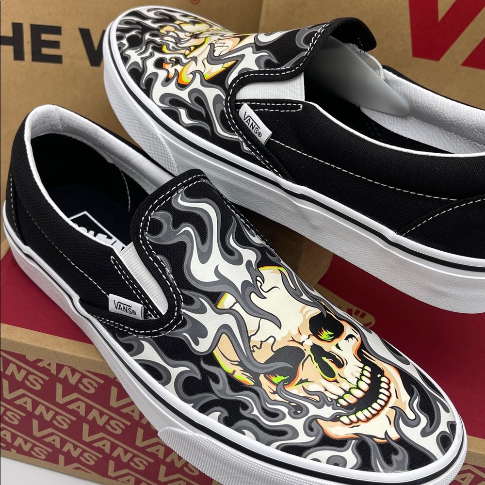 Vans Men’s Classic Slip-On
Flame Skull Black/True White
VN0009Q7BMX Sneakers - Picture 12 of 16
